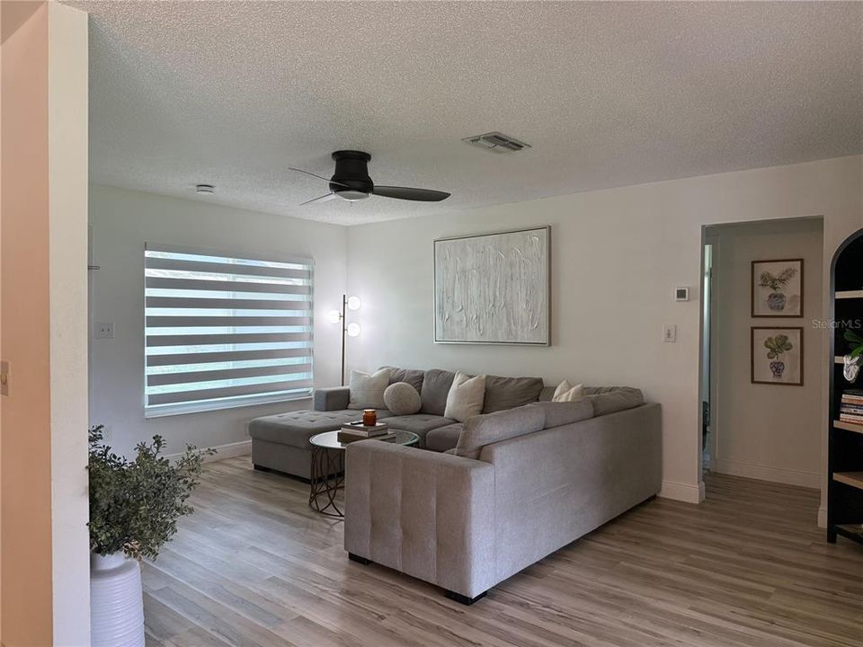 For Sale: $348,900 (2 beds, 2 baths, 1070 Square Feet)