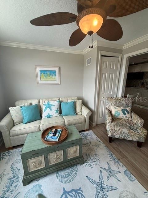 For Sale: $345,000 (2 beds, 1 baths, 553 Square Feet)