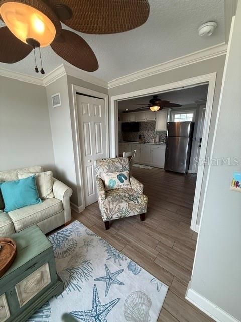 For Sale: $345,000 (2 beds, 1 baths, 553 Square Feet)