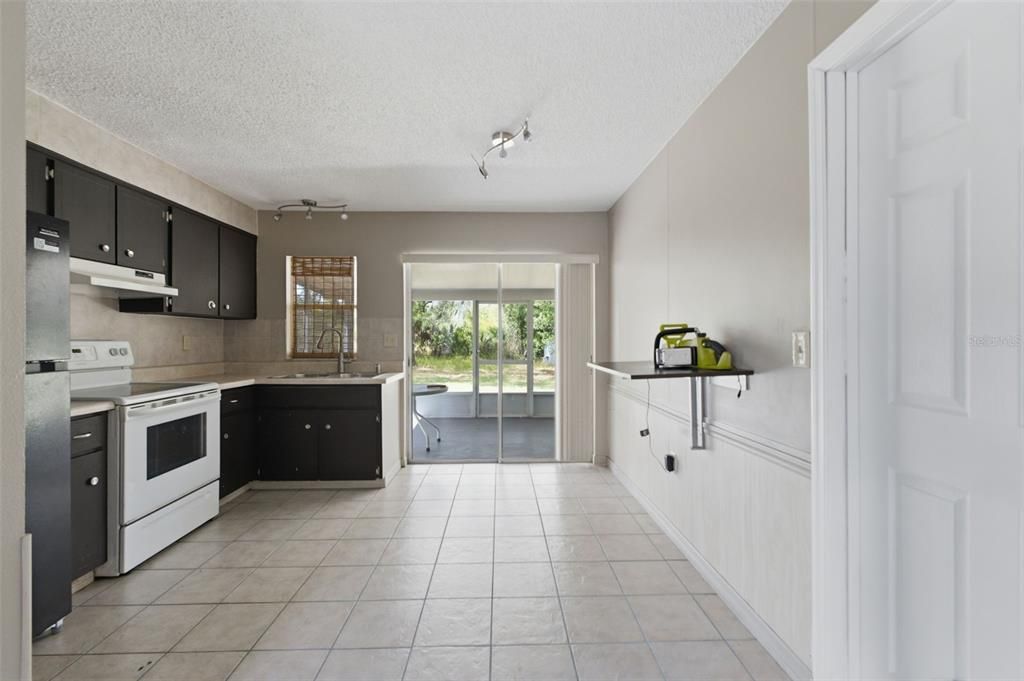 For Sale: $190,000 (2 beds, 1 baths, 720 Square Feet)