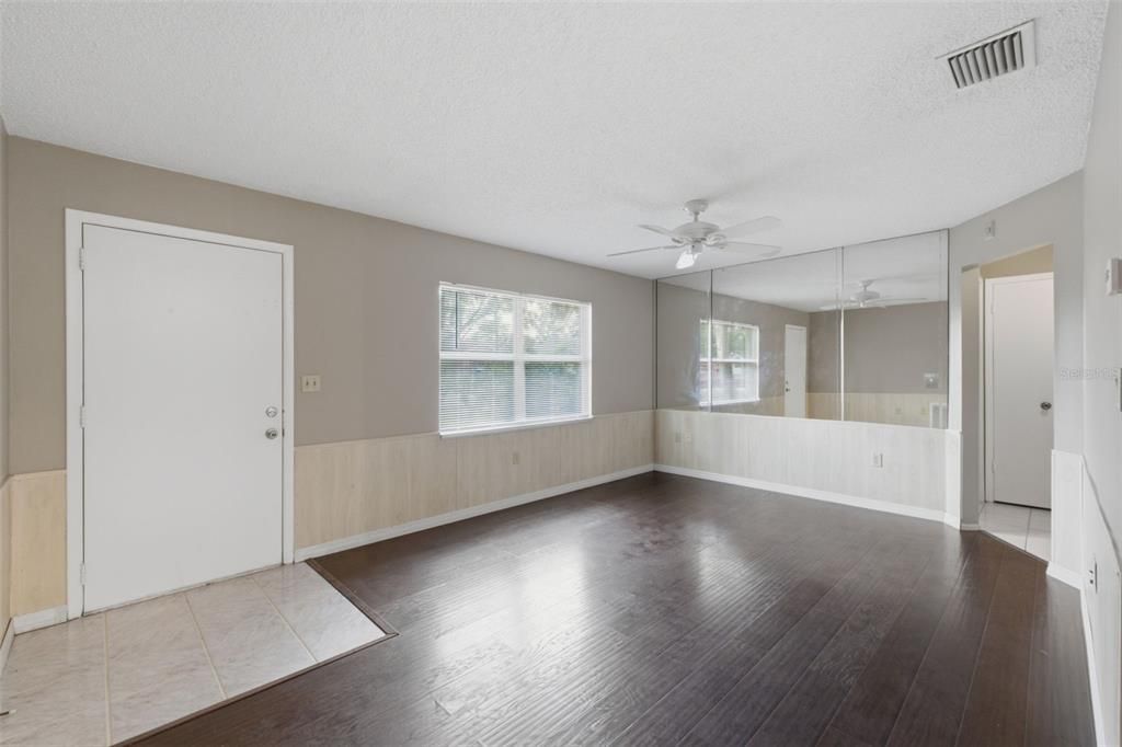 For Sale: $190,000 (2 beds, 1 baths, 720 Square Feet)