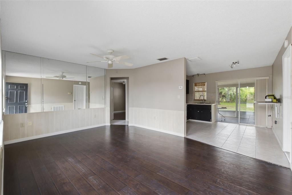 For Sale: $190,000 (2 beds, 1 baths, 720 Square Feet)