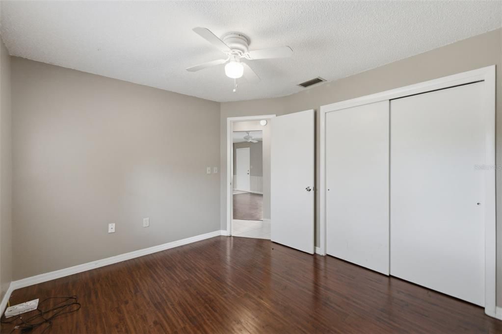 For Sale: $190,000 (2 beds, 1 baths, 720 Square Feet)