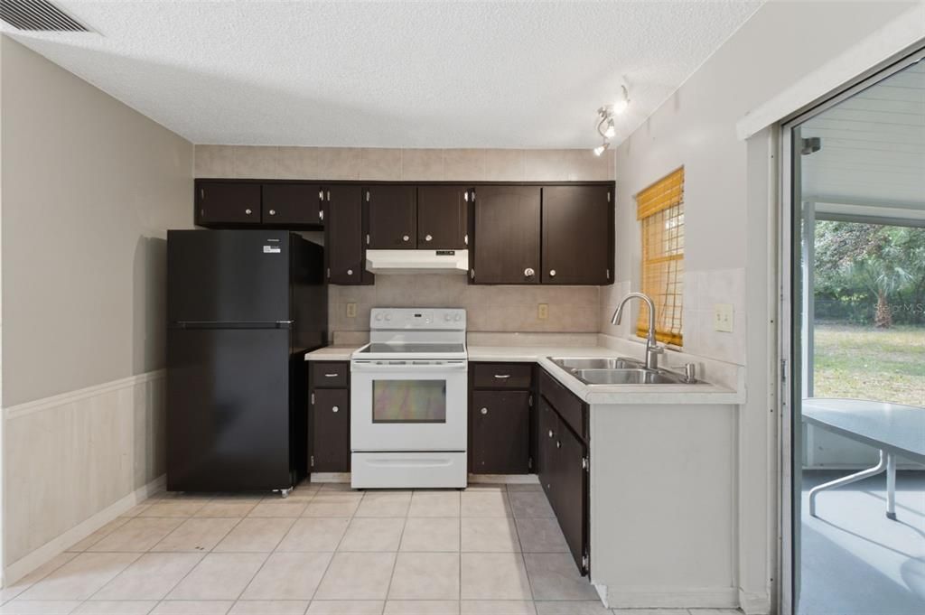 For Sale: $190,000 (2 beds, 1 baths, 720 Square Feet)