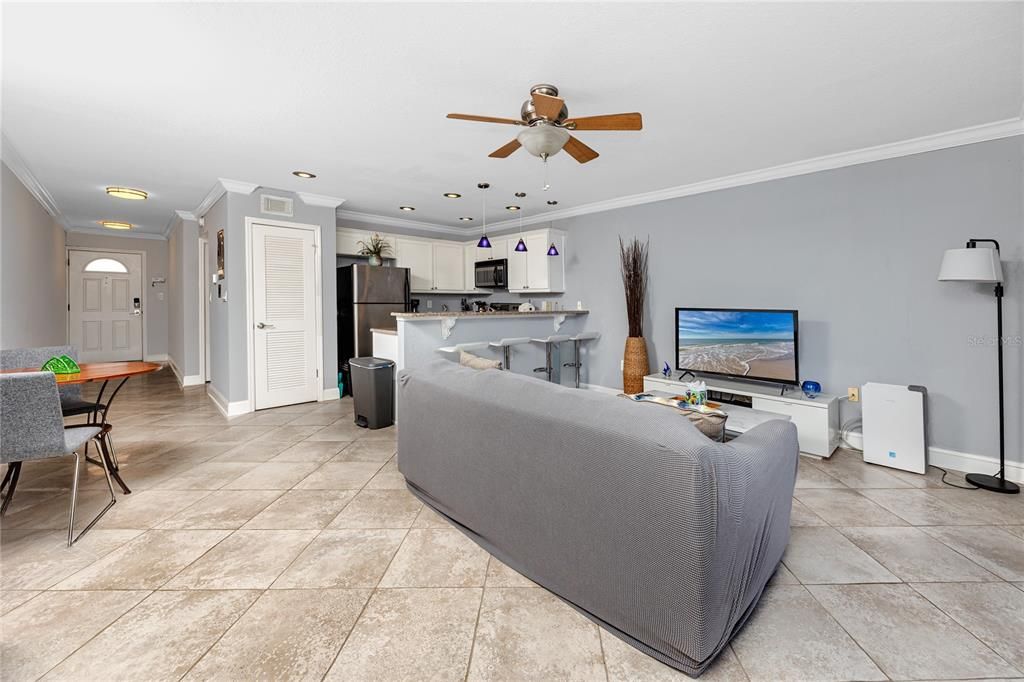 For Rent: $2,200 (1 beds, 1 baths, 682 Square Feet)