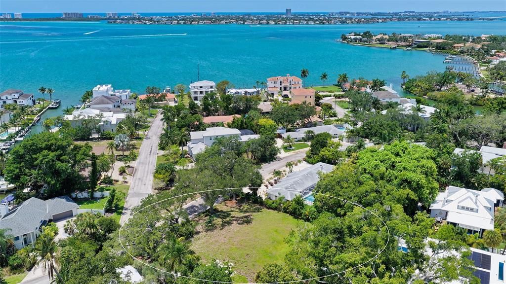 En Venta: $1,495,000 (0.33 acres)