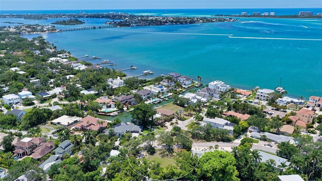 En Venta: $1,495,000 (0.33 acres)
