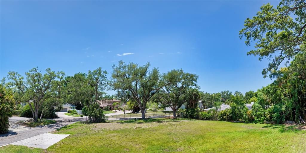 En Venta: $1,495,000 (0.33 acres)