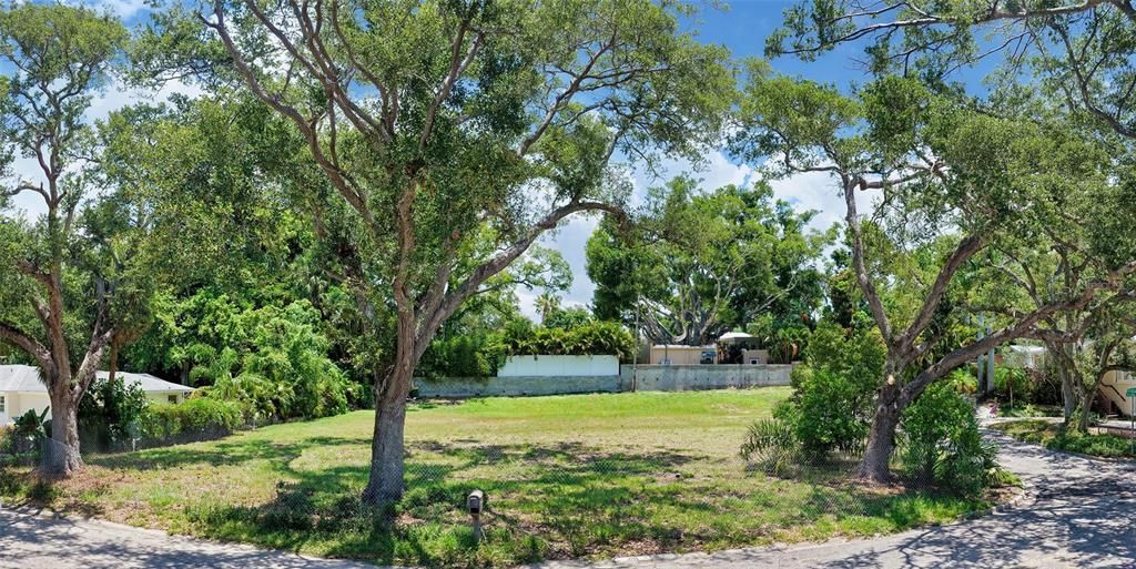 En Venta: $1,495,000 (0.33 acres)