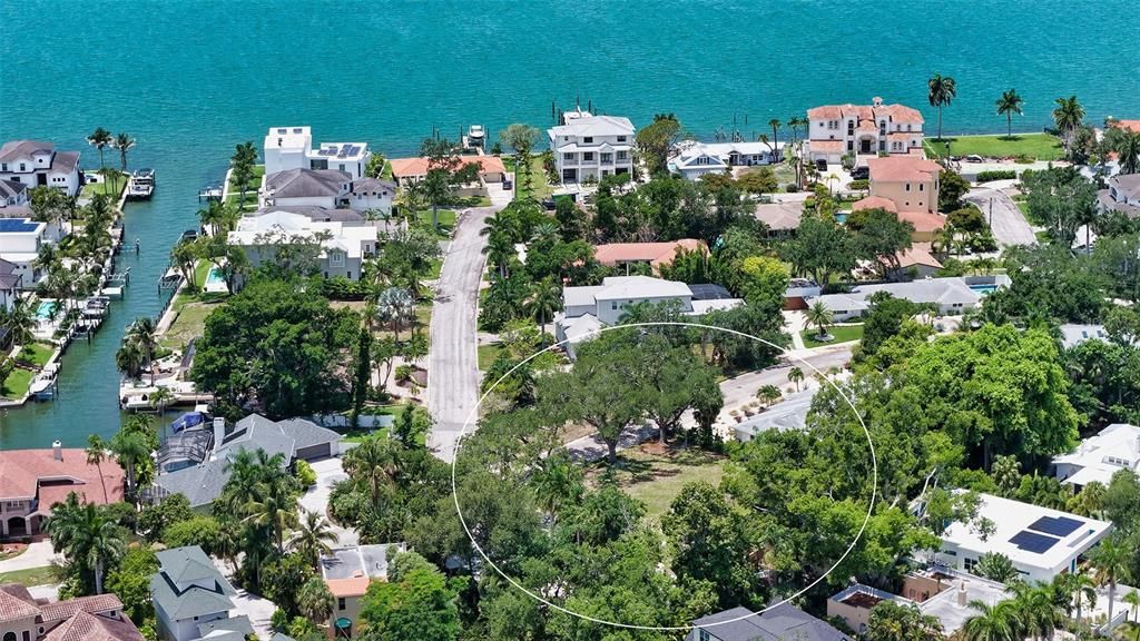 En Venta: $1,495,000 (0.33 acres)