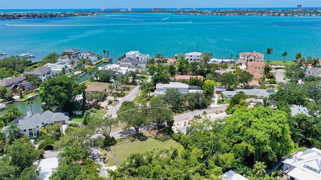 En Venta: $1,495,000 (0.33 acres)