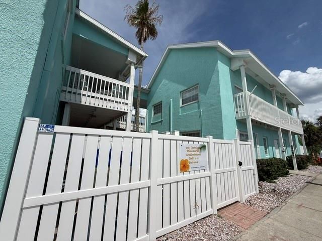 For Sale: $309,000 (1 beds, 1 baths, 438 Square Feet)