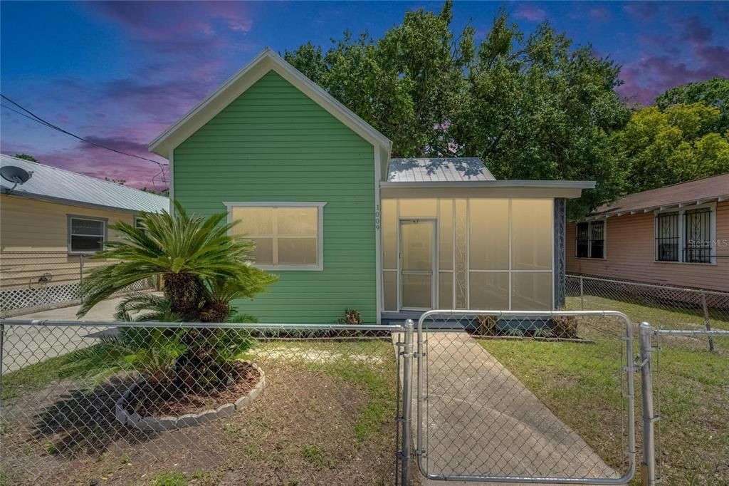 For Sale: $375,000 (3 beds, 2 baths, 1097 Square Feet)