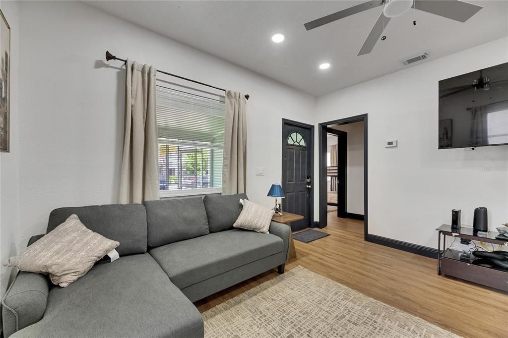 For Sale: $375,000 (3 beds, 2 baths, 1097 Square Feet)