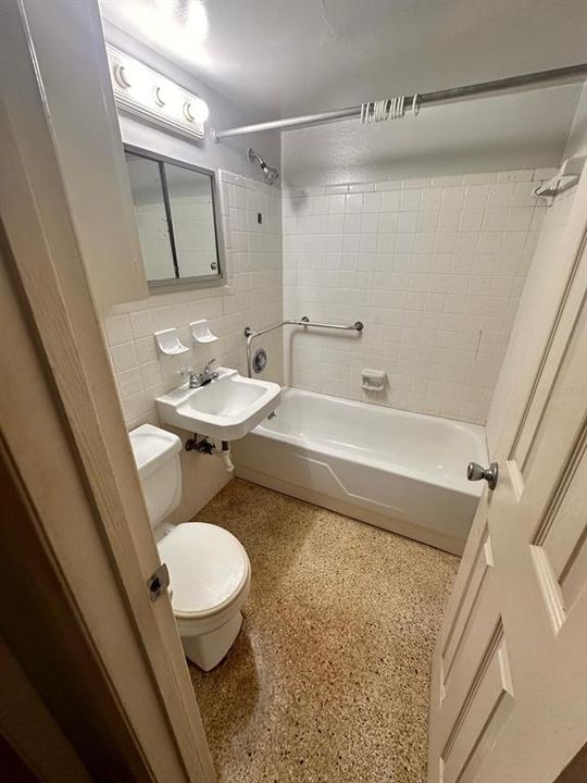 For Rent: $1,300 (2 beds, 1 baths, 790 Square Feet)