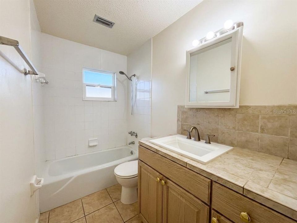 For Rent: $1,295 (2 beds, 1 baths, 985 Square Feet)