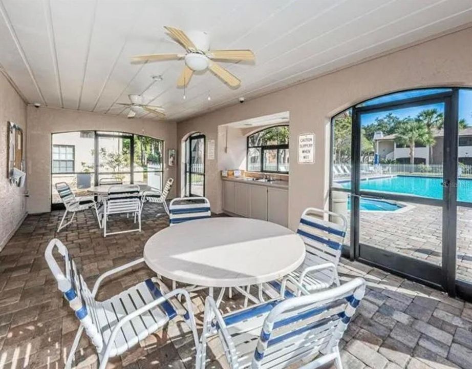 На продажу: $219,999 (2 спален, 2 ванн, 900 Квадратных фут)