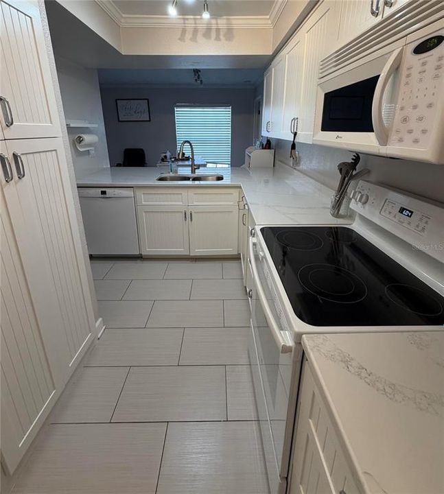 На продажу: $219,999 (2 спален, 2 ванн, 900 Квадратных фут)