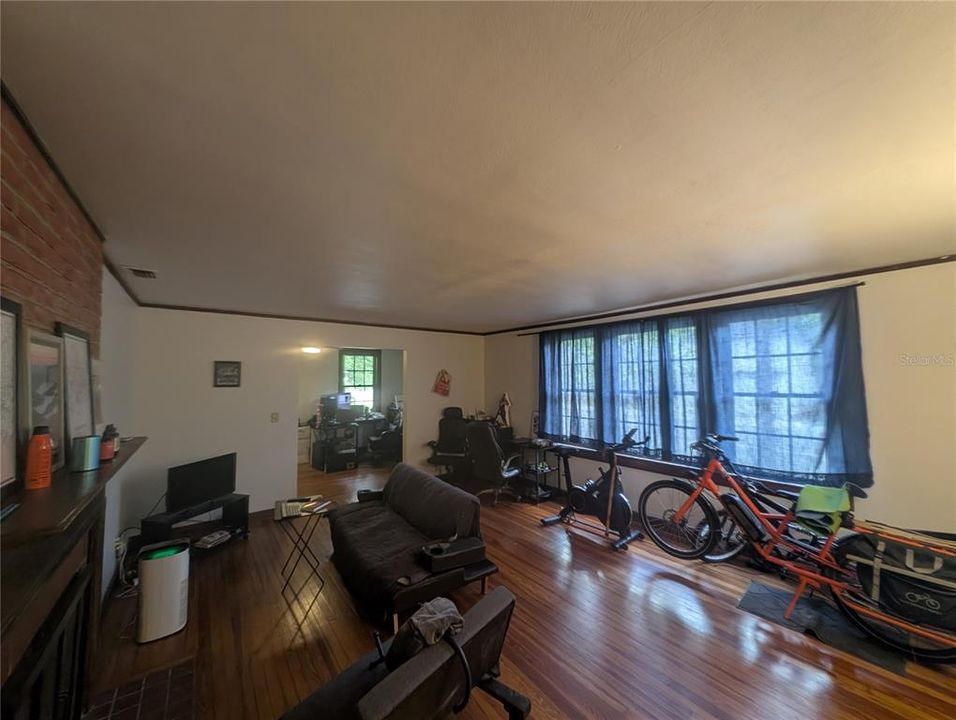 For Rent: $1,900 (3 beds, 1 baths, 1310 Square Feet)
