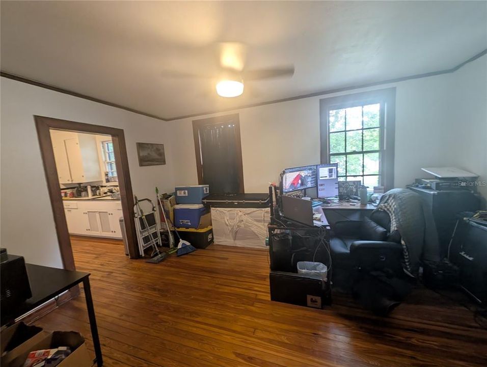 For Rent: $1,900 (3 beds, 1 baths, 1310 Square Feet)