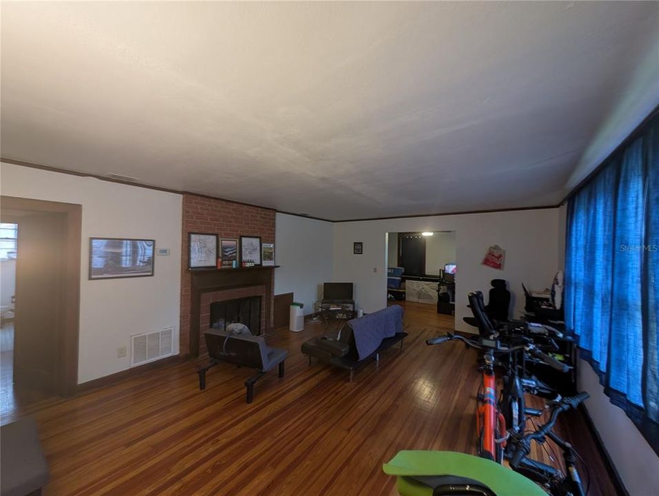 For Rent: $1,900 (3 beds, 1 baths, 1310 Square Feet)