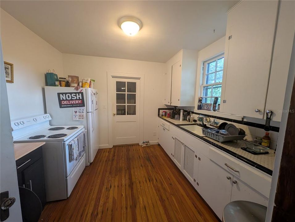For Rent: $1,900 (3 beds, 1 baths, 1310 Square Feet)