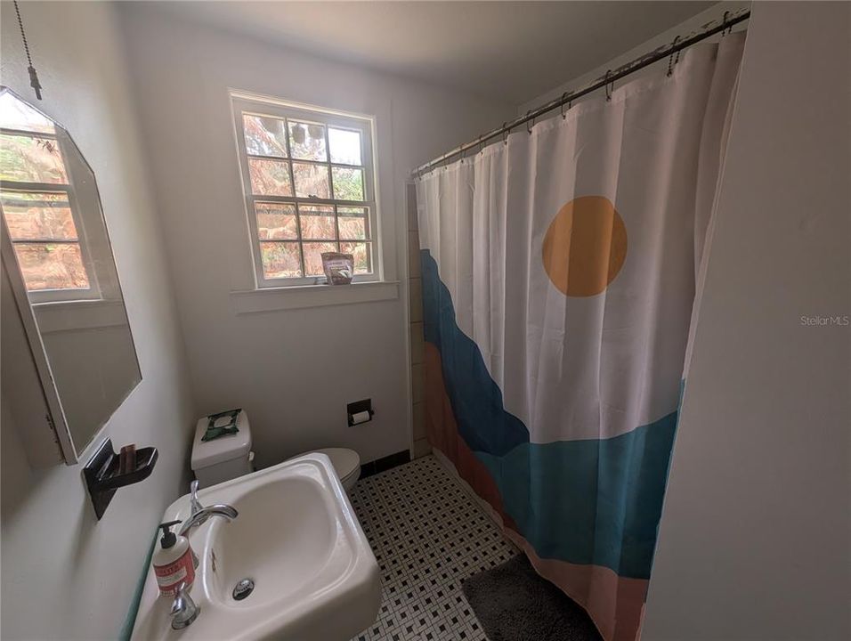 For Rent: $1,900 (3 beds, 1 baths, 1310 Square Feet)