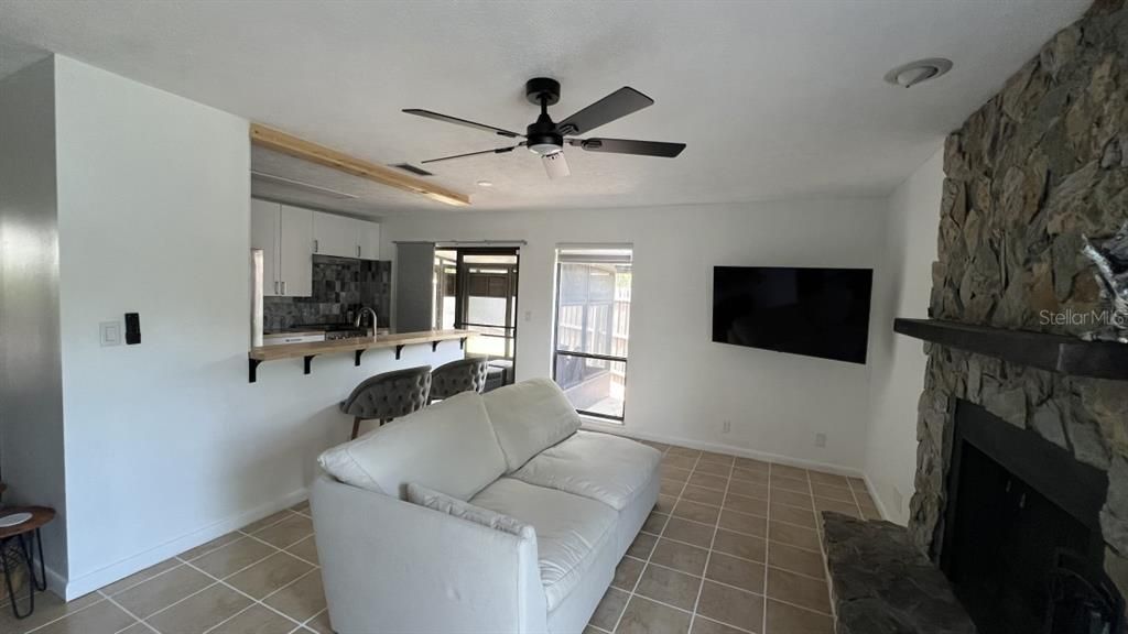 For Sale: $199,500 (2 beds, 2 baths, 1036 Square Feet)