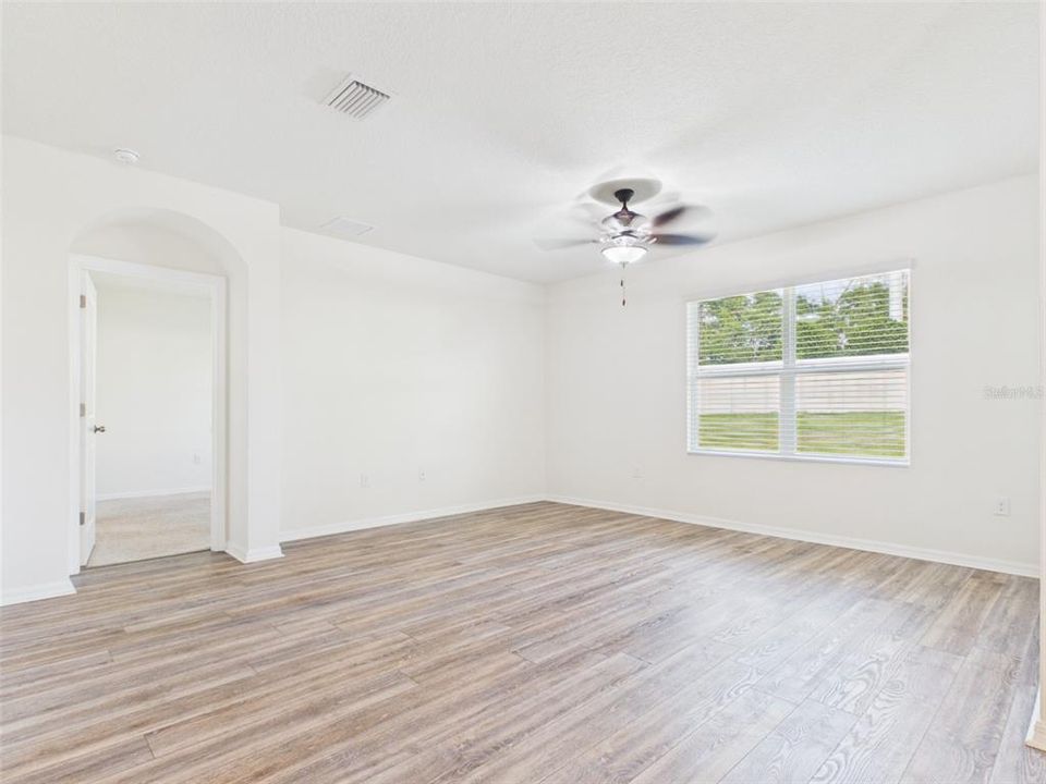 For Rent: $2,400 (4 beds, 2 baths, 1827 Square Feet)