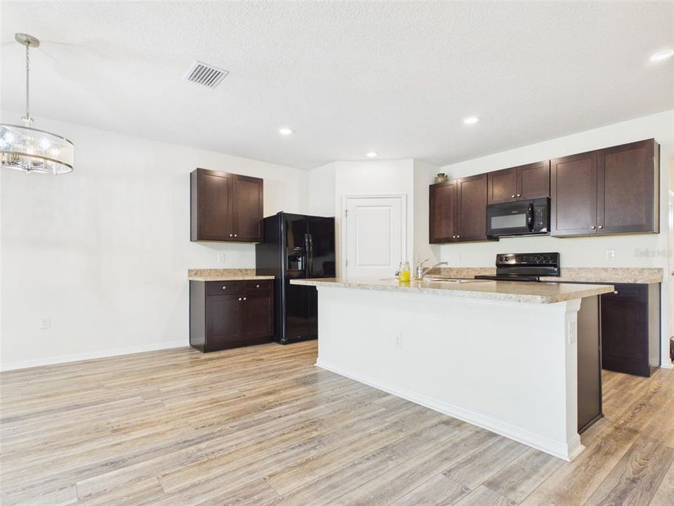 For Rent: $2,400 (4 beds, 2 baths, 1827 Square Feet)