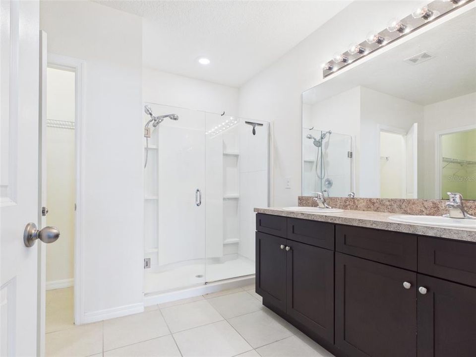 For Rent: $2,400 (4 beds, 2 baths, 1827 Square Feet)