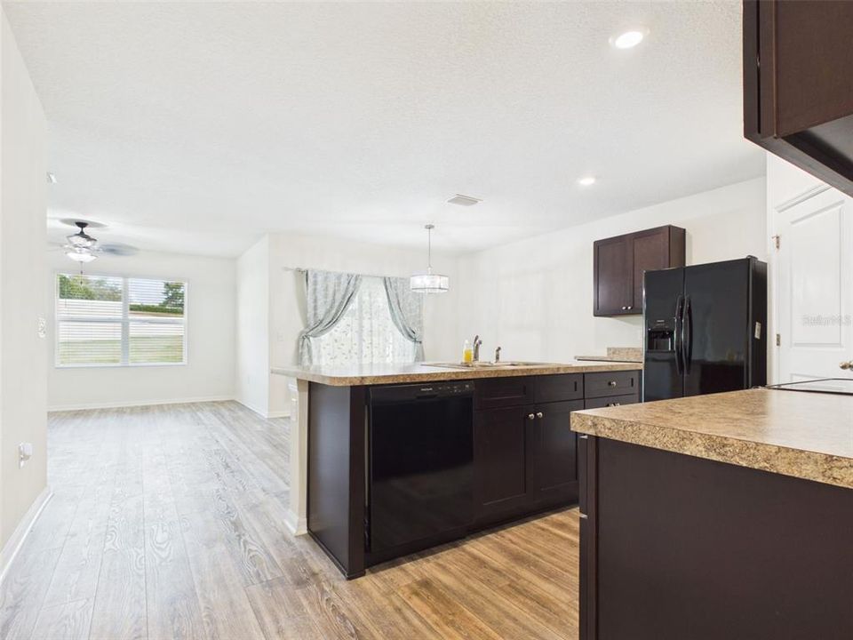 For Rent: $2,400 (4 beds, 2 baths, 1827 Square Feet)
