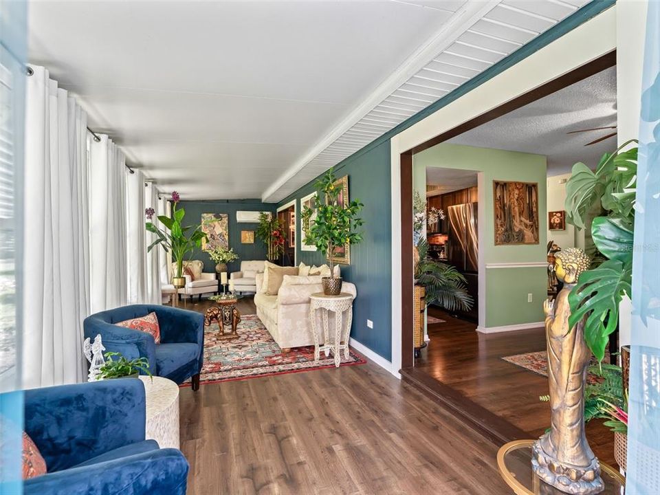 For Sale: $225,900 (2 beds, 2 baths, 1144 Square Feet)