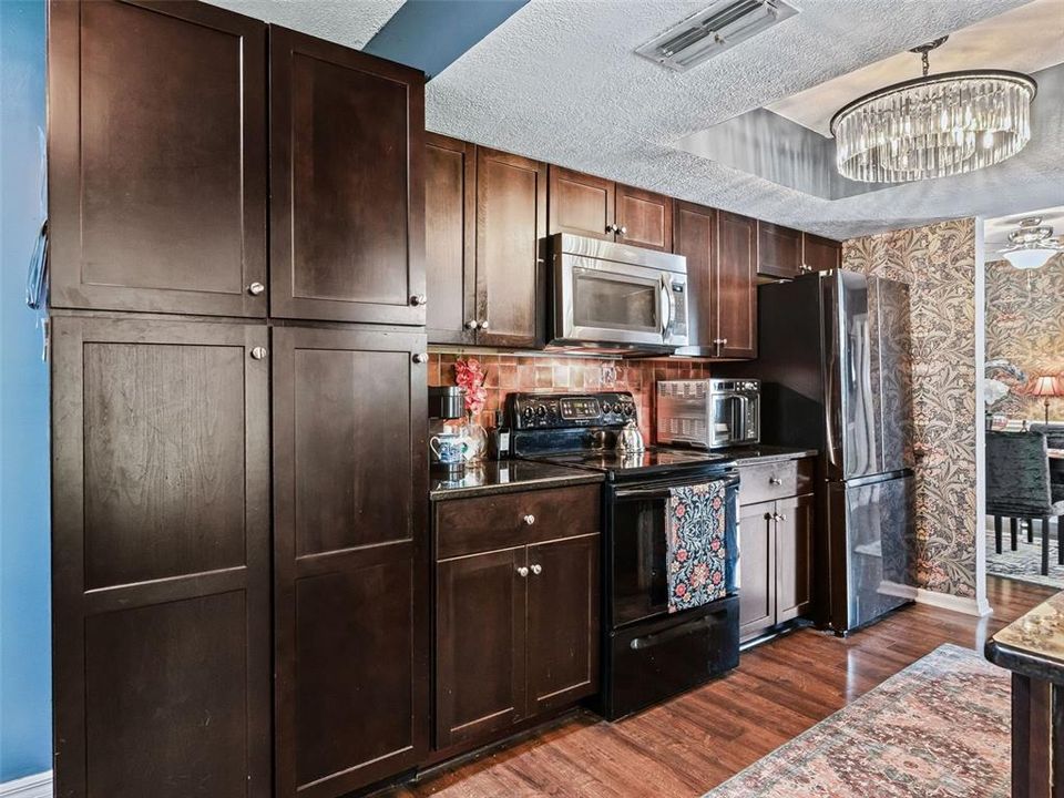 For Sale: $225,900 (2 beds, 2 baths, 1144 Square Feet)