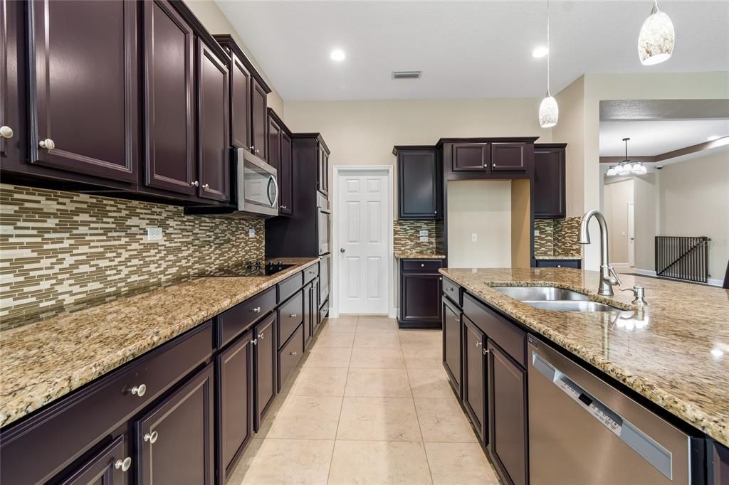 For Sale: $550,000 (4 beds, 3 baths, 2716 Square Feet)