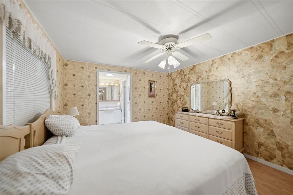 For Sale: $195,000 (2 beds, 2 baths, 1600 Square Feet)