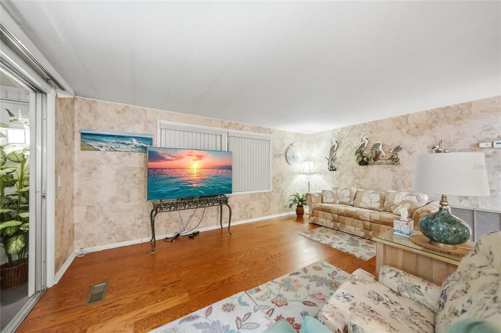 For Sale: $195,000 (2 beds, 2 baths, 1600 Square Feet)