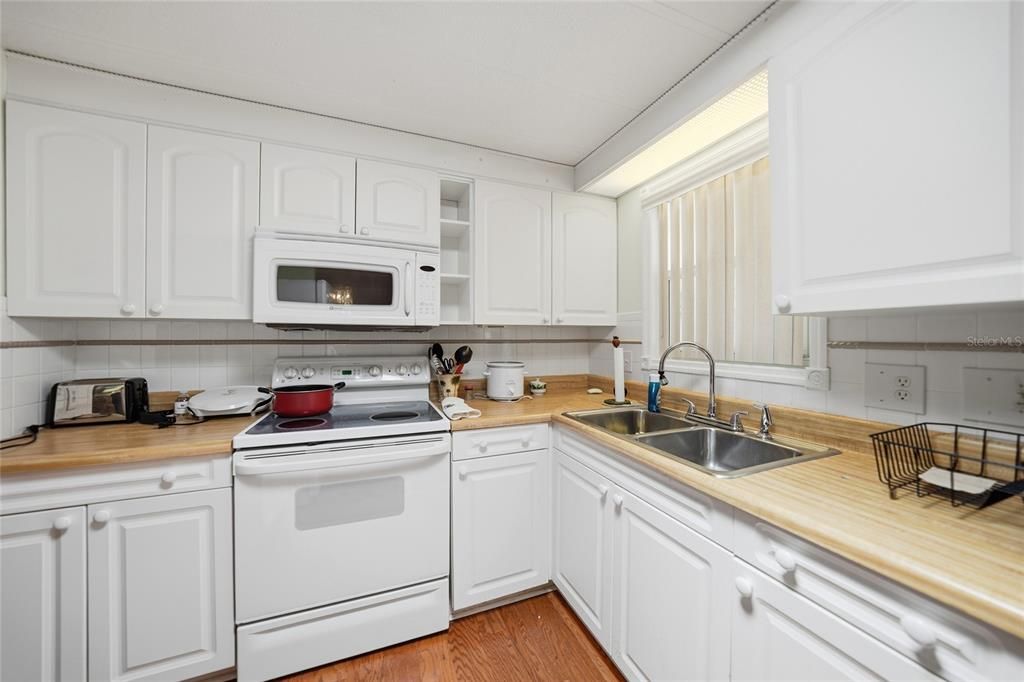 For Sale: $195,000 (2 beds, 2 baths, 1600 Square Feet)