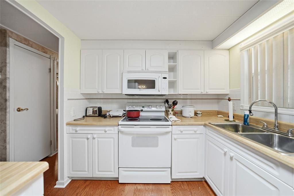 For Sale: $195,000 (2 beds, 2 baths, 1600 Square Feet)
