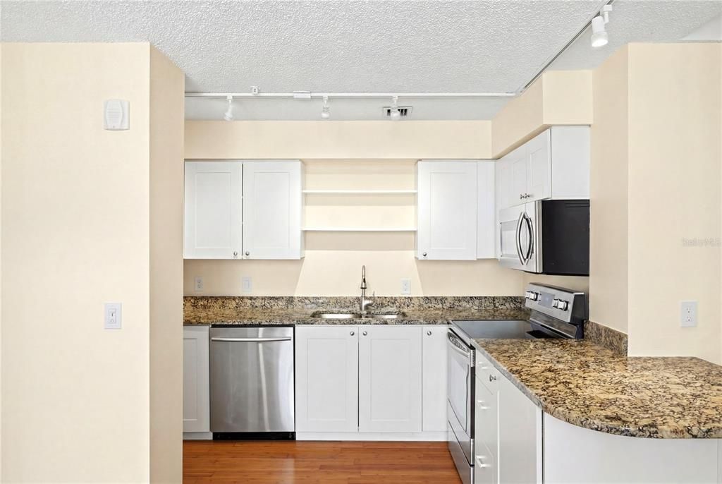 На продажу: $325,000 (2 спален, 2 ванн, 885 Квадратных фут)