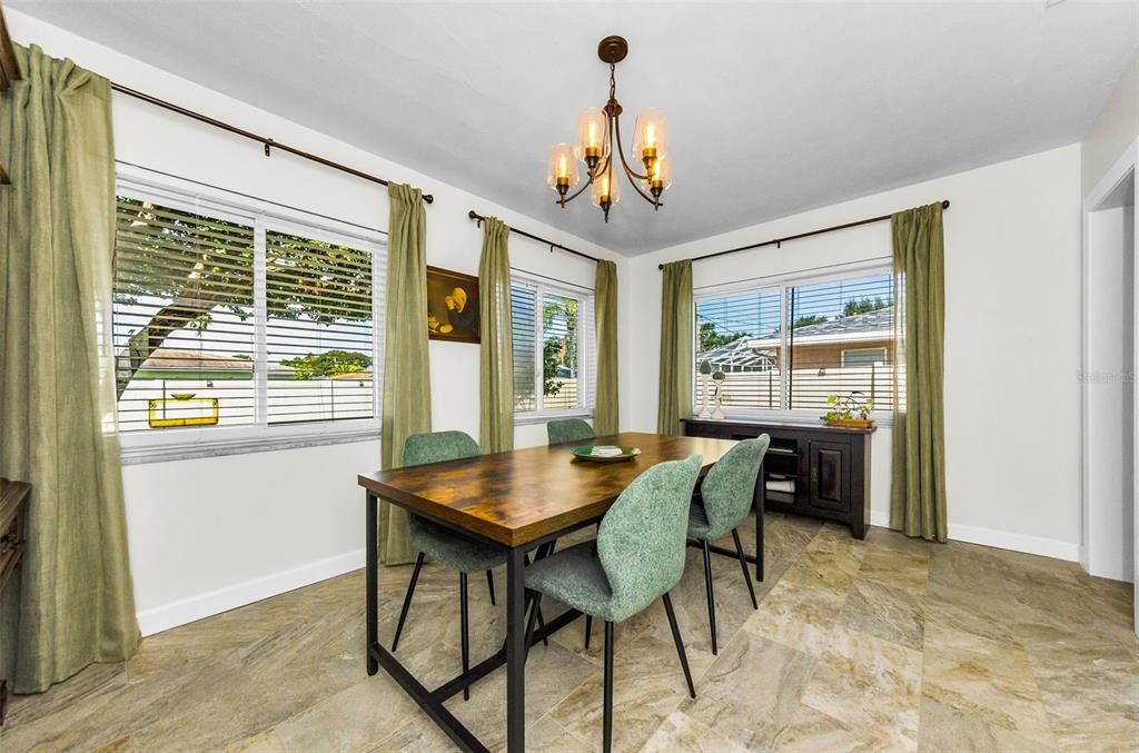 На продажу: $399,900 (3 спален, 2 ванн, 1346 Квадратных фут)