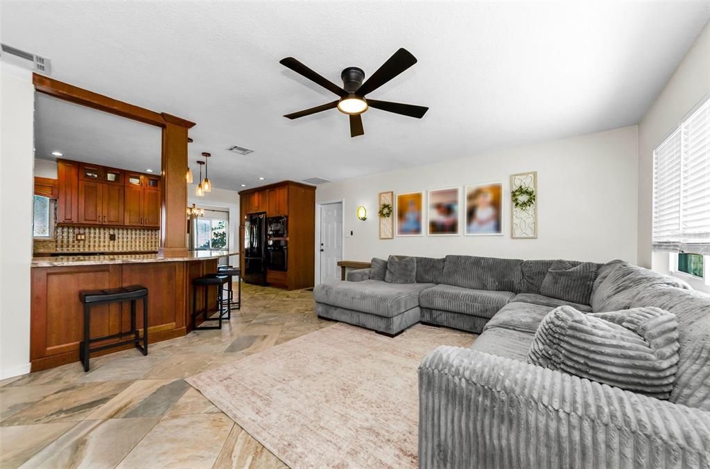На продажу: $399,900 (3 спален, 2 ванн, 1346 Квадратных фут)