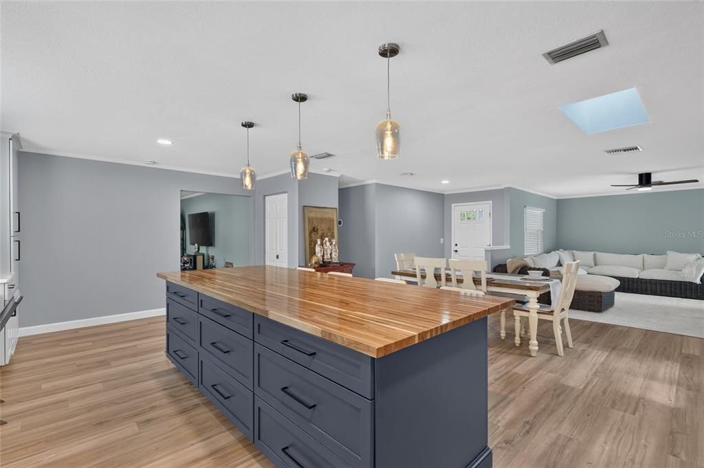 For Sale: $445,750 (3 beds, 2 baths, 1701 Square Feet)