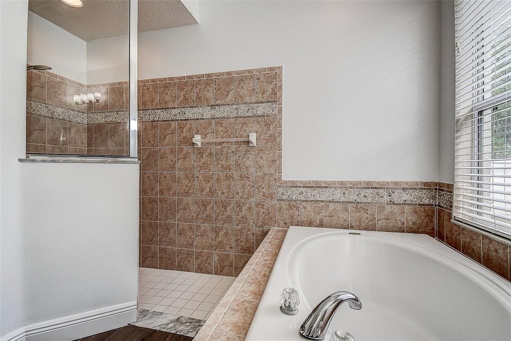 En Venta: $459,000 (3 camas, 2 baños, 1968 Pies cuadrados)