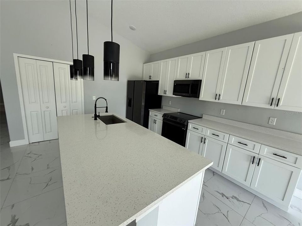 For Rent: $1,750 (3 beds, 2 baths, 1815 Square Feet)