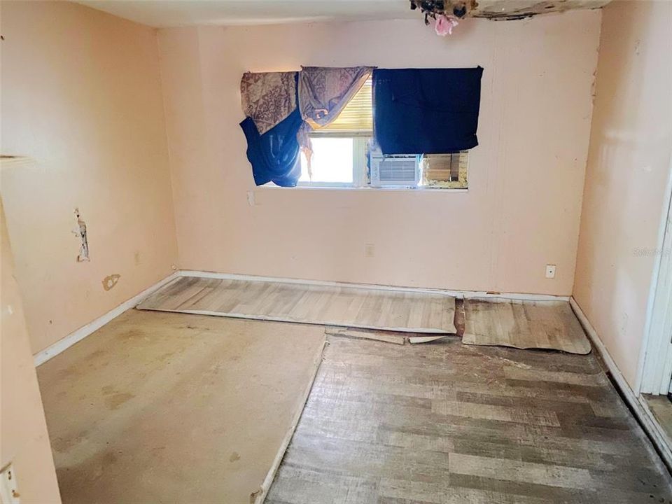 For Sale: $146,000 (2 beds, 2 baths, 1298 Square Feet)