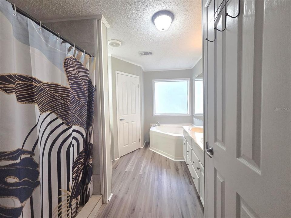 For Sale: $349,900 (4 beds, 2 baths, 1674 Square Feet)