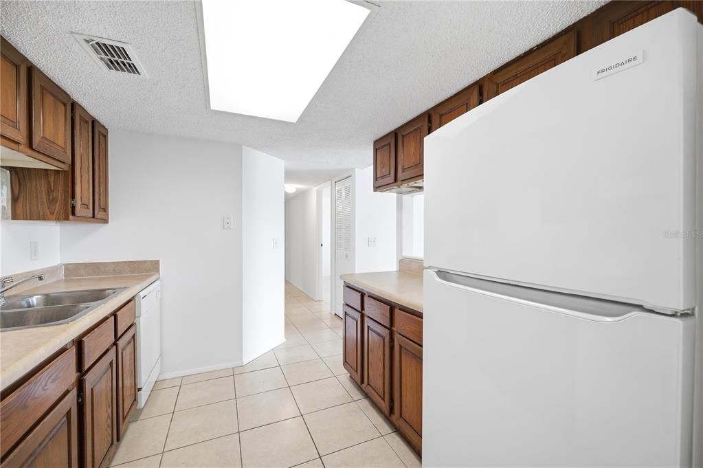 На продажу: $129,900 (2 спален, 2 ванн, 915 Квадратных фут)