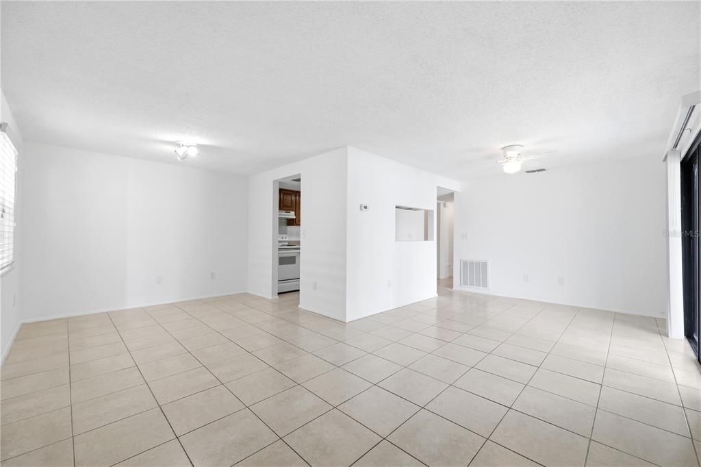 На продажу: $129,900 (2 спален, 2 ванн, 915 Квадратных фут)