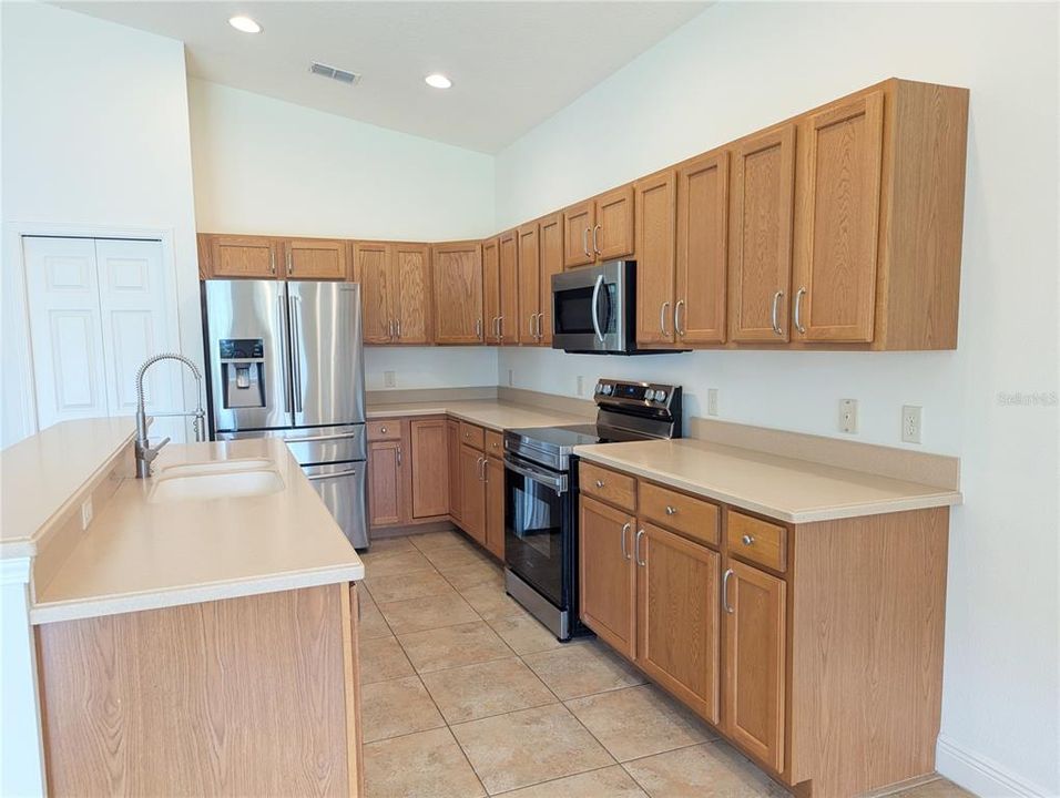 For Sale: $230,000 (3 beds, 2 baths, 1706 Square Feet)